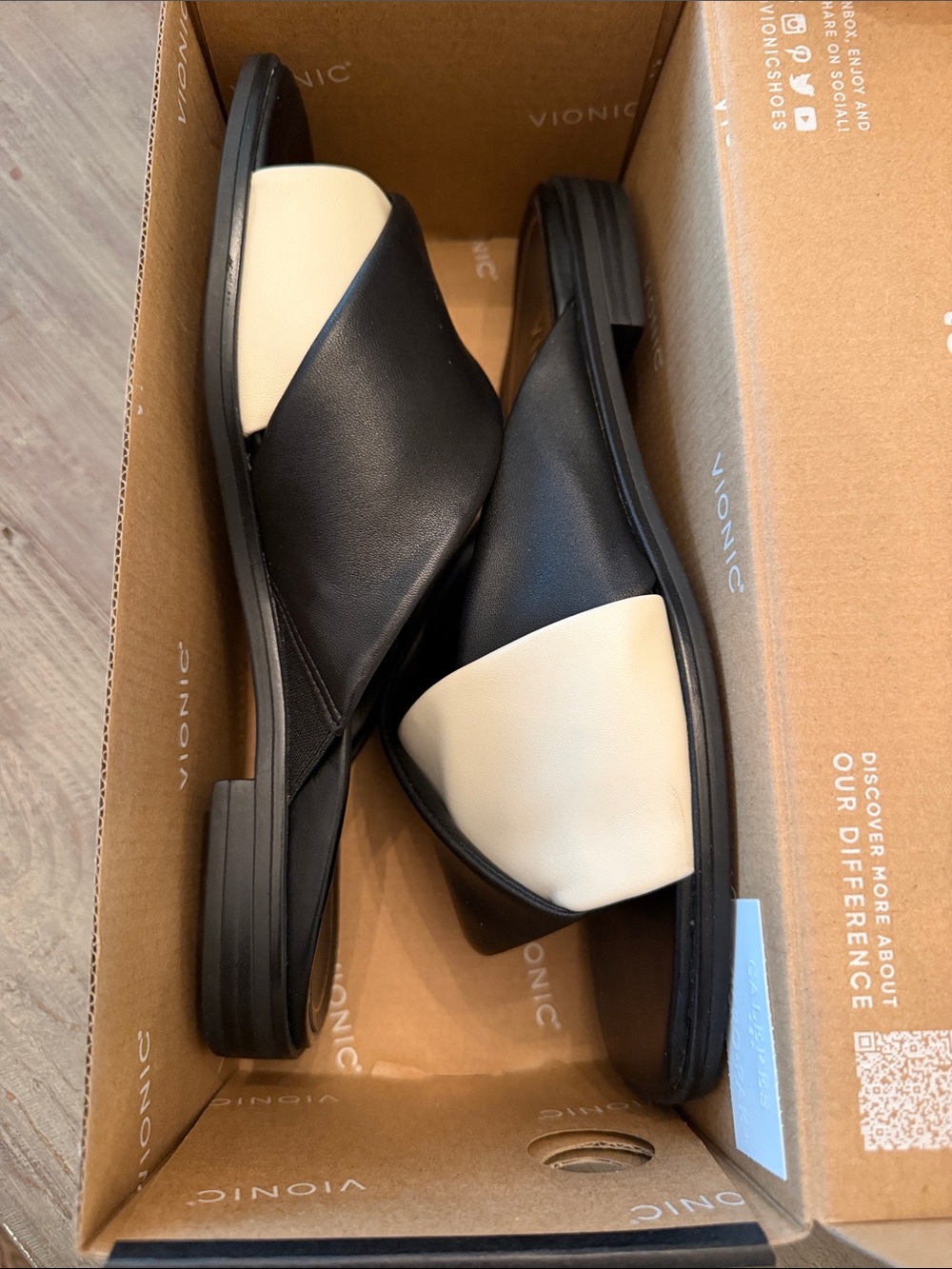 Vionic Miramar Black and Cream Slide Sandals - Picture 4 of 6